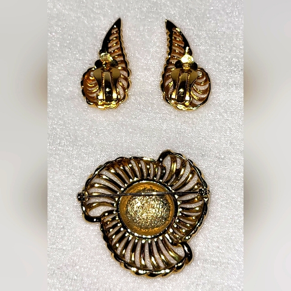 Vintage 90s Goldtone Swirl Brooch and Earrings Set - Picture 2 of 2